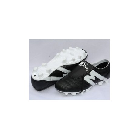 2948-Zapato de fútbol profesional marca Manríquez negro con blanco